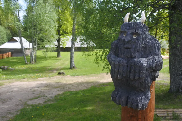 Kalevipoja muuseumi mänguhoov.
