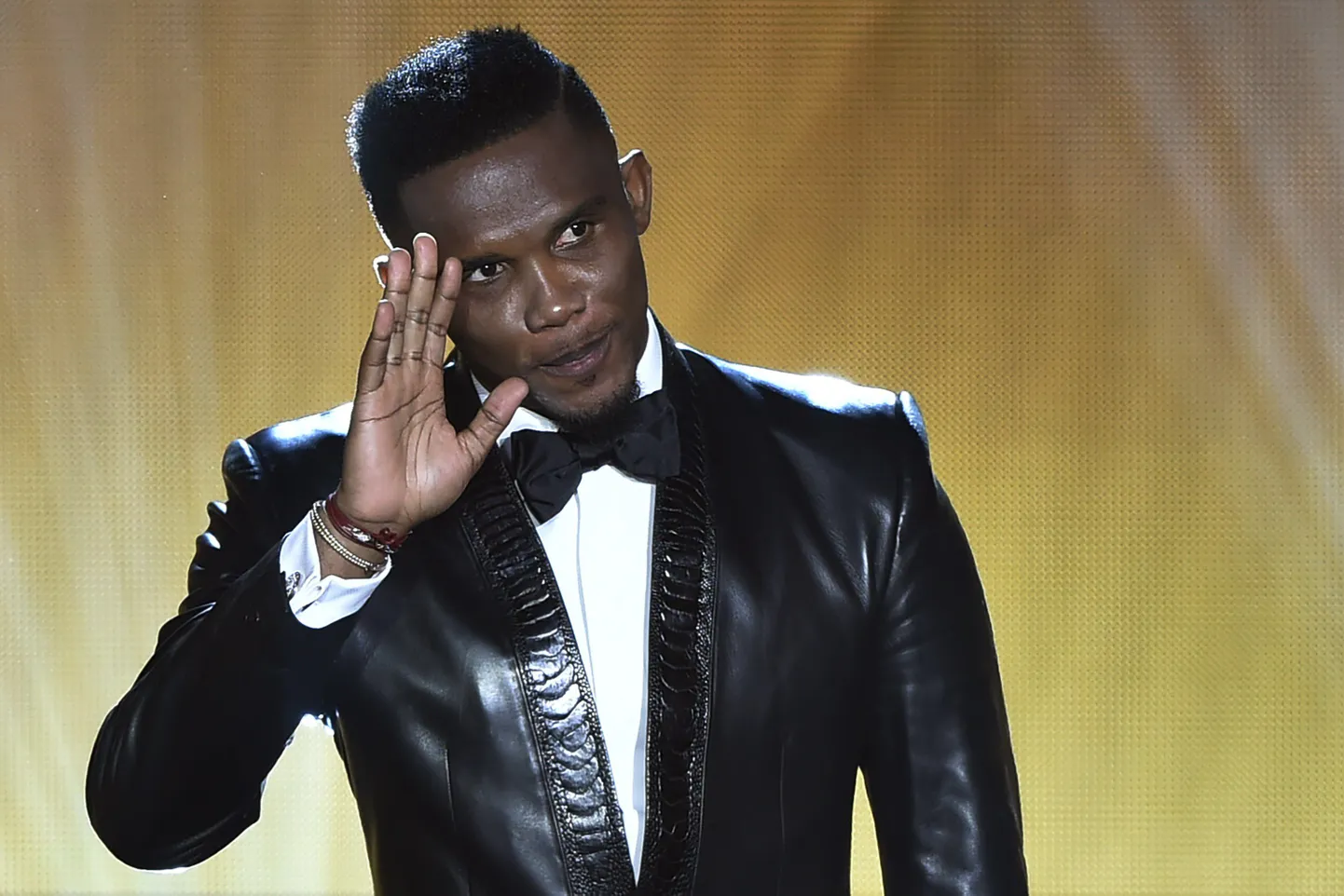 Cameroon and Antalyaspor forward Samuel Eto'o waves during the 2015 FIFA Ballon d'Or award ceremony at the Kongresshaus in Zurich on January 11, 2016.  AFP PHOTO / FABRICE COFFRINI