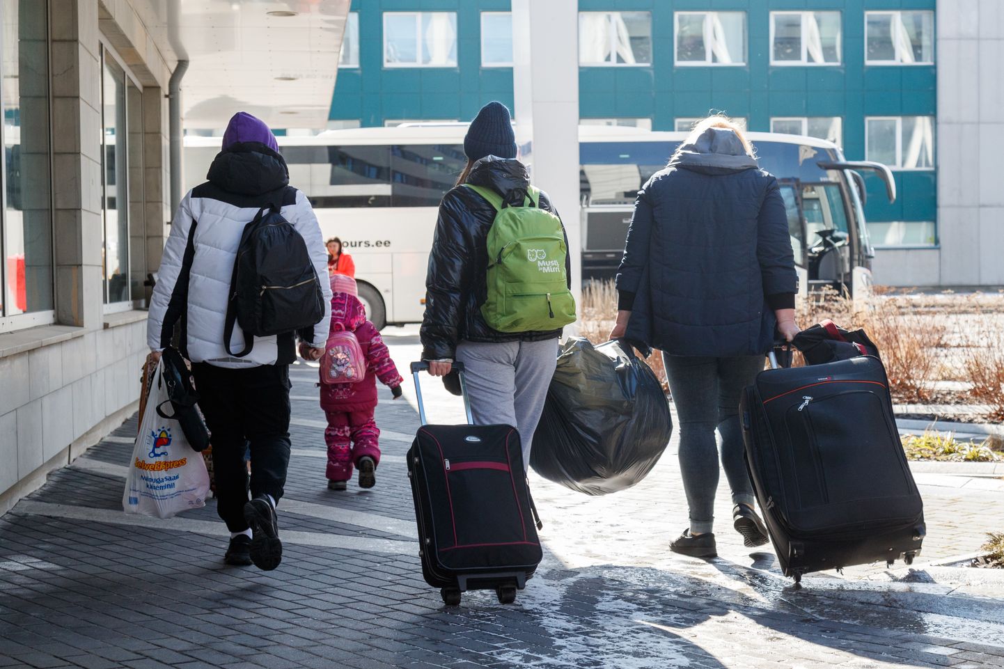 Ukraina sõjapõgenikud hotellist lahkumas.
