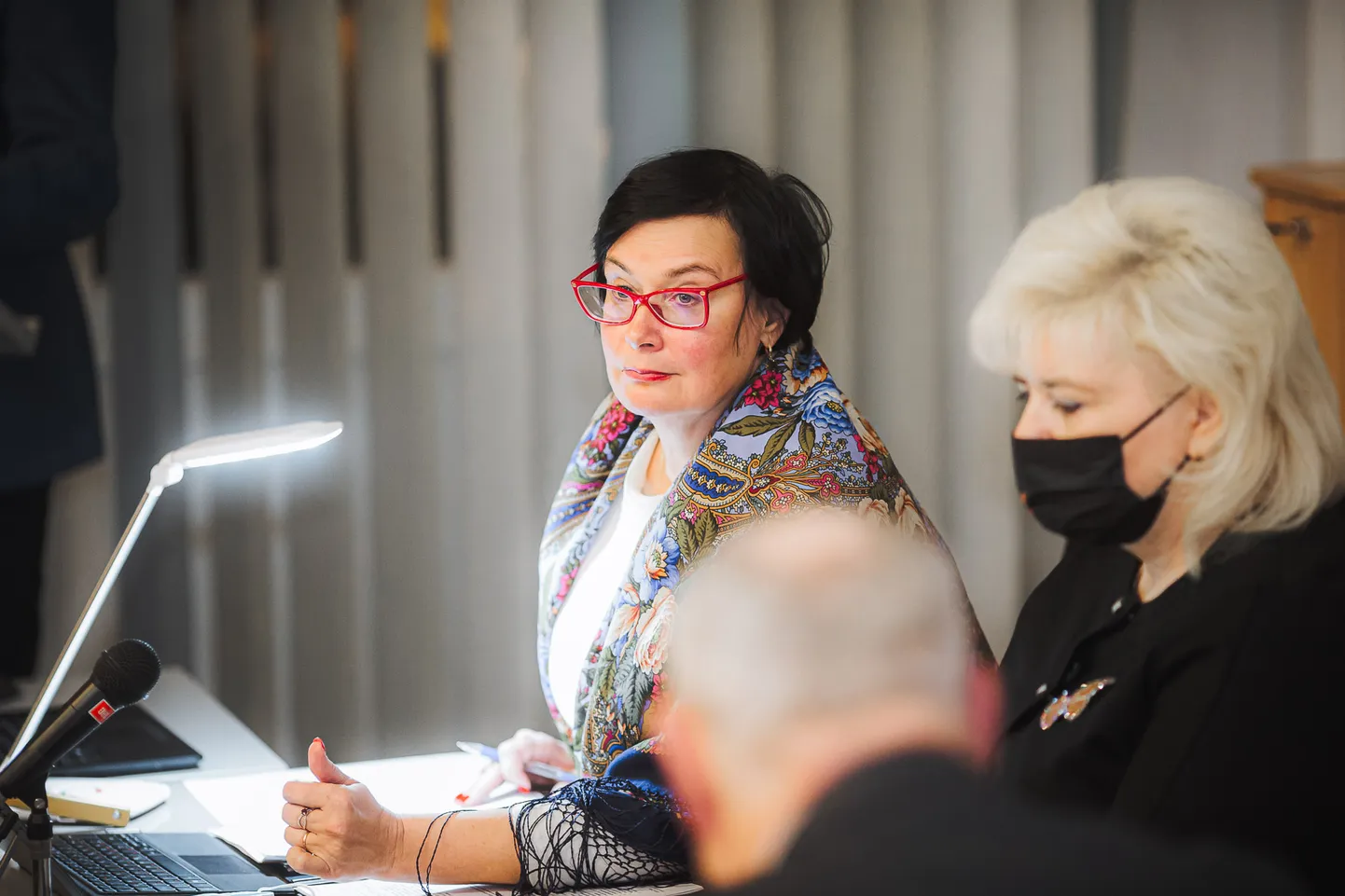 Katri Raik sai ühe aasta jooksul juba teist korda Narva linnapeaks. Paremal olev Natalja Umarova juhib volikogu kuni nädala pärast toimuva esimehe valimiseni.