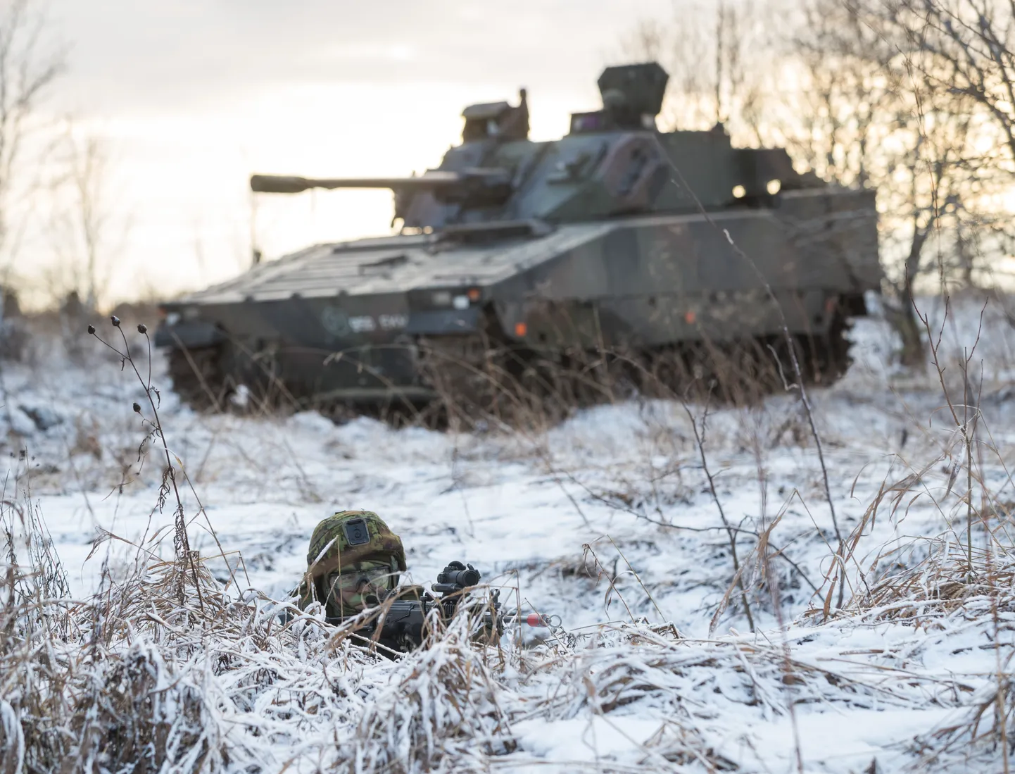 Ajateenijad harjutamas CV90 lahingumasinate ja Scoutspataljoni kaitseväelastega.
FOTO: MIHKEL MARIPUU/POSTIMEES