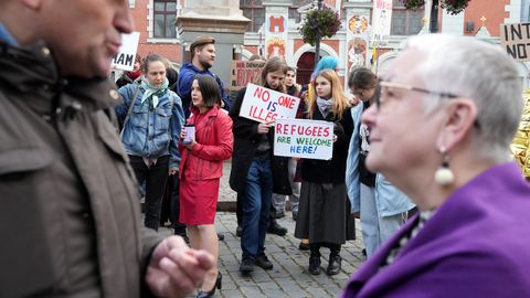 FOTO UN VIDEO ⟩ Rīgas centrā notiek protests "Migrācija ir cilvēktiesības"