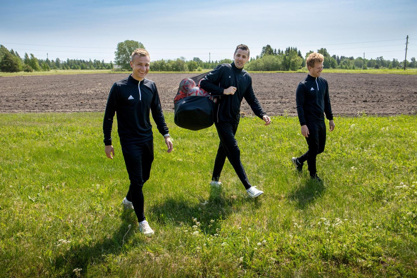 Spordiklubi Tammiste S.C. eestvedajad (vasakult) Gerth Kaas, Raimo Koger ja Norman Peks.Taustal rajatav täismõõtmetega jalgpalliväljak, mis soovitakse mängukõlblikuks saada suve teiseks pooleks.