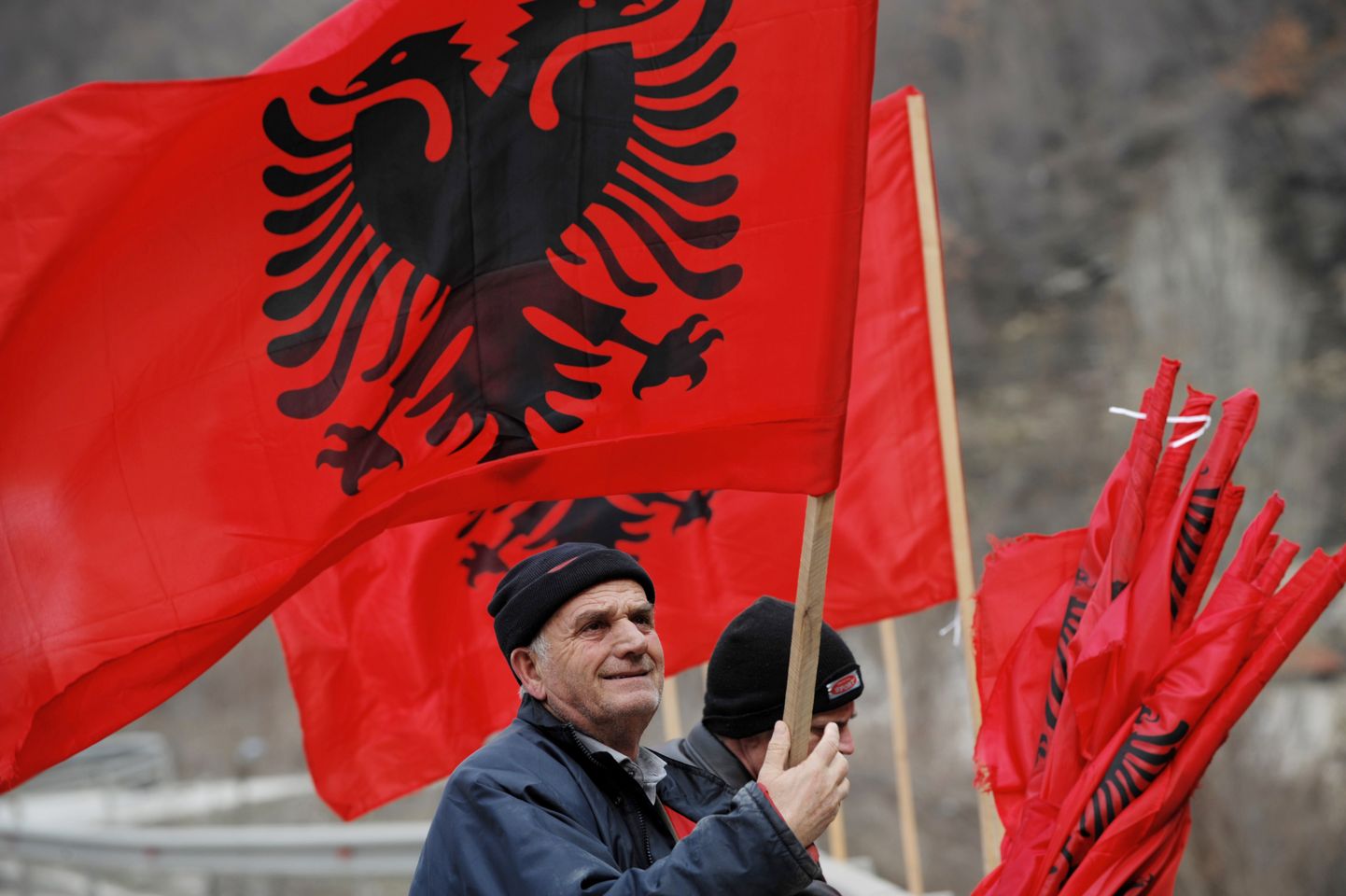 Kosovo albaanlased lippudega.