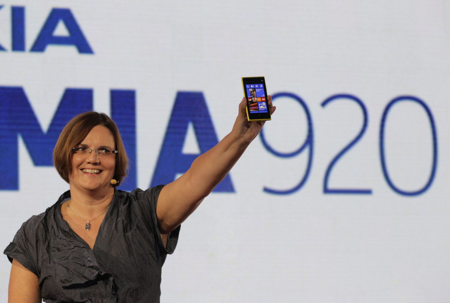 Nokia asepresident Jo Harlow uue Lumia 920ga.