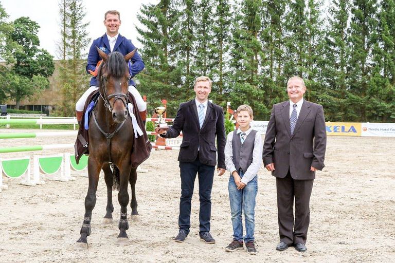 Parim 6-aastane hobune takistussõidus Wilander koos Hanno Ellermanniga autasu vastu võtmas. Foto: