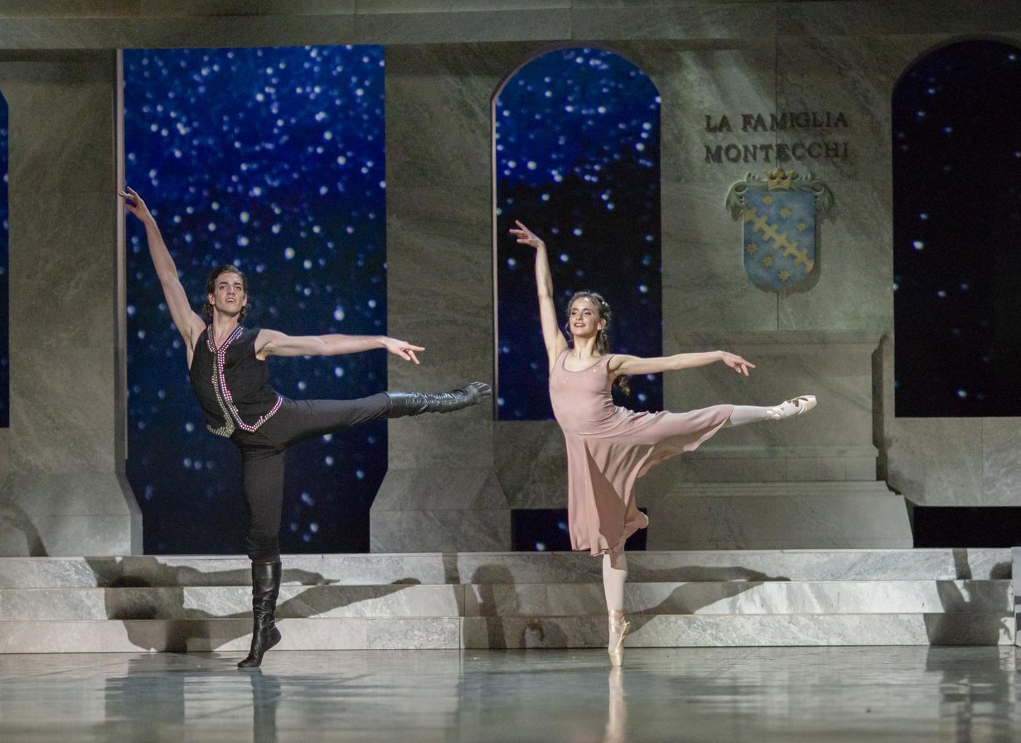 Romeo (Andrea Fabbri) ja Julia (Laura Maya Rosiers) Sergei Prokofjevi balletis «Romeo ja Julia», mille tõi Estonias lavale Toomas Edur. 