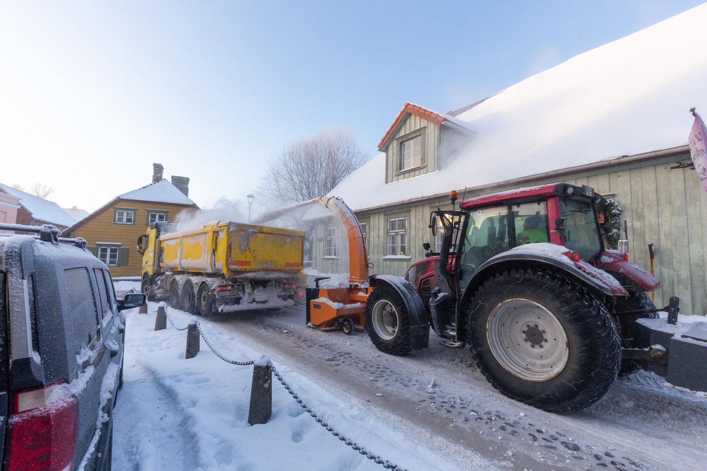 Teisipäeval koristasid Eesti Keskkonnateenuste autod Viljandis lund Väike-Turu tänavalt.