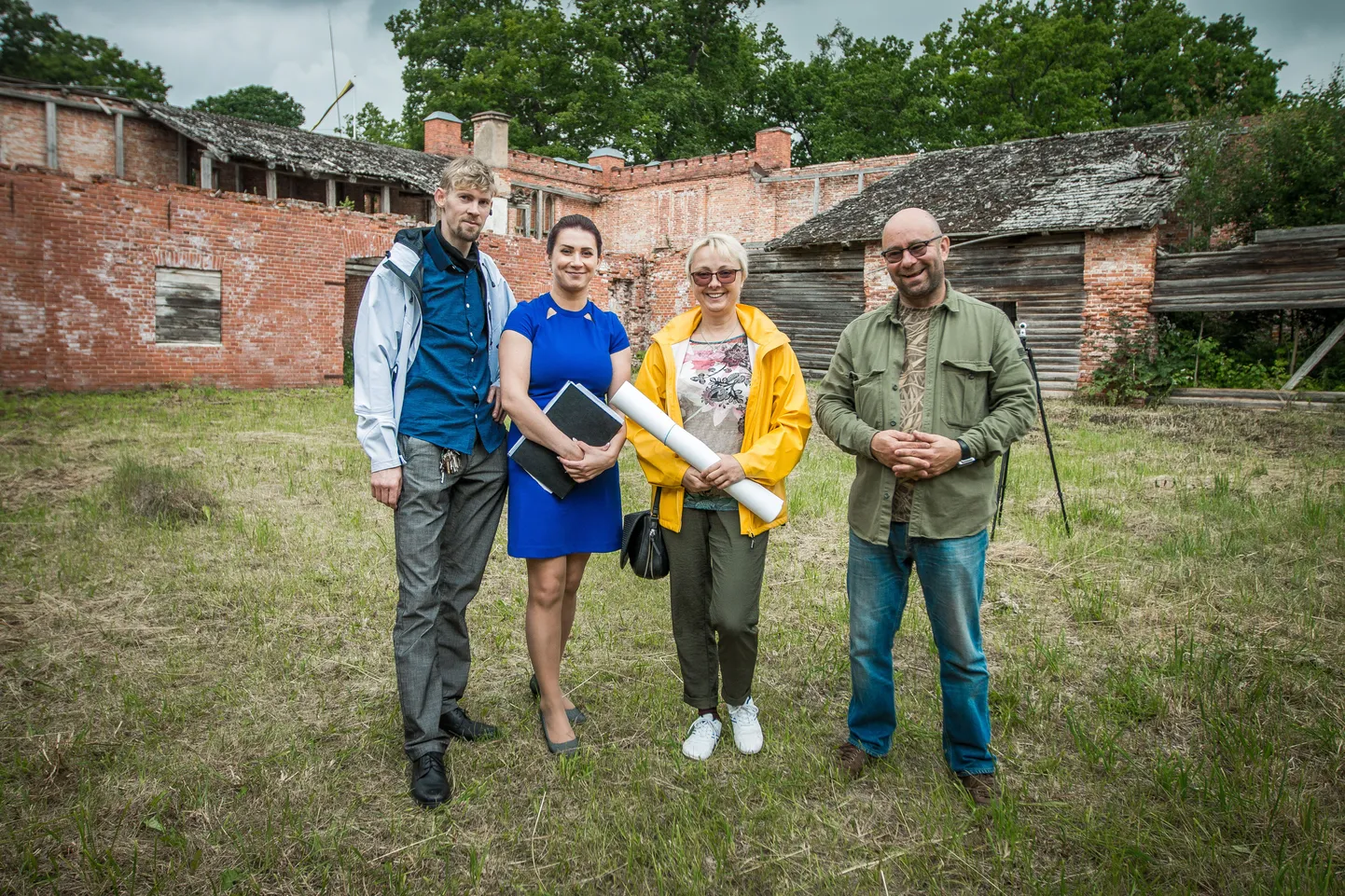 Külastuskeskuse rajamisel löövad teiste seas kaasa restoranide Vidrik ja Mr Jakob üks omanikest Maanu Tafenau (vasakult), Vidriku toitlustusjuht Triin Laks, MTÜ Sangaste Mõis esindaja Tuuli Merimaa ja Sangaste vallavanem Kaido Tamberg.