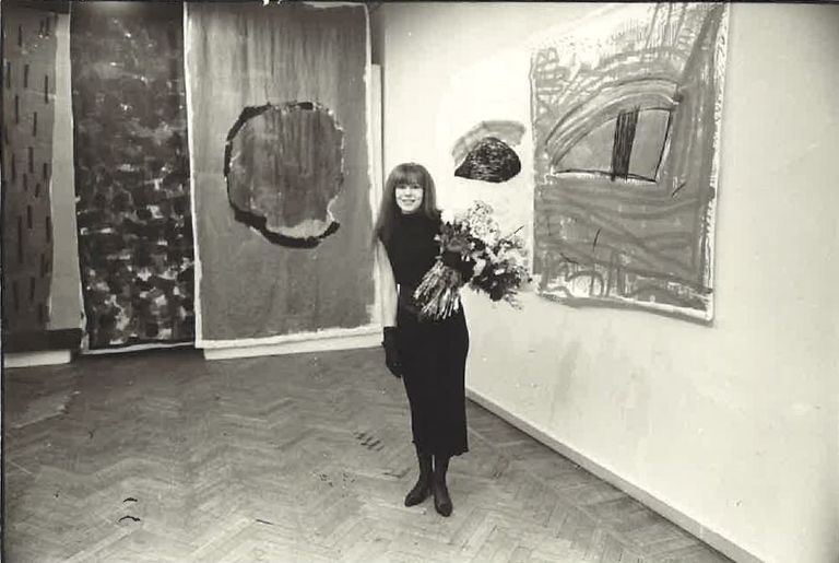 Signe Kivi aastal 1989 näitusel Tallinna kunstihoones, kus temast paremat kätt seinal on näha trükivärvidega maalitud kangas, mis on ka praeguses väljapanekus.