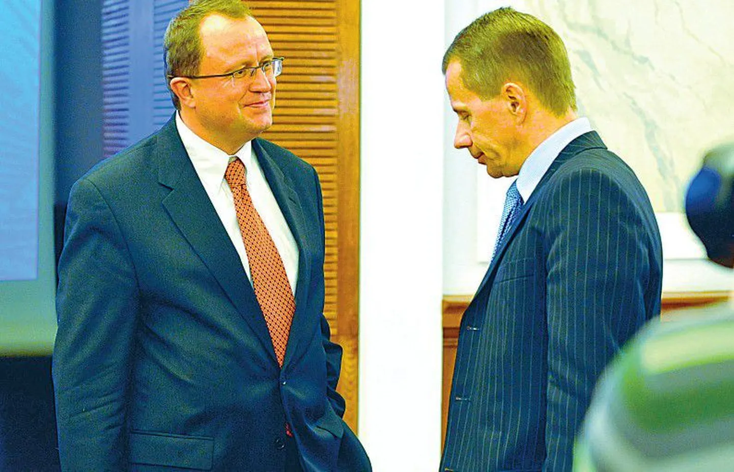 Министр финансов Юрген Лиги (справа) после пресс-конференции в Банке Эстонии слушает наставления руководителя делегации Международного валютного фонда Кристофера Розенберга.