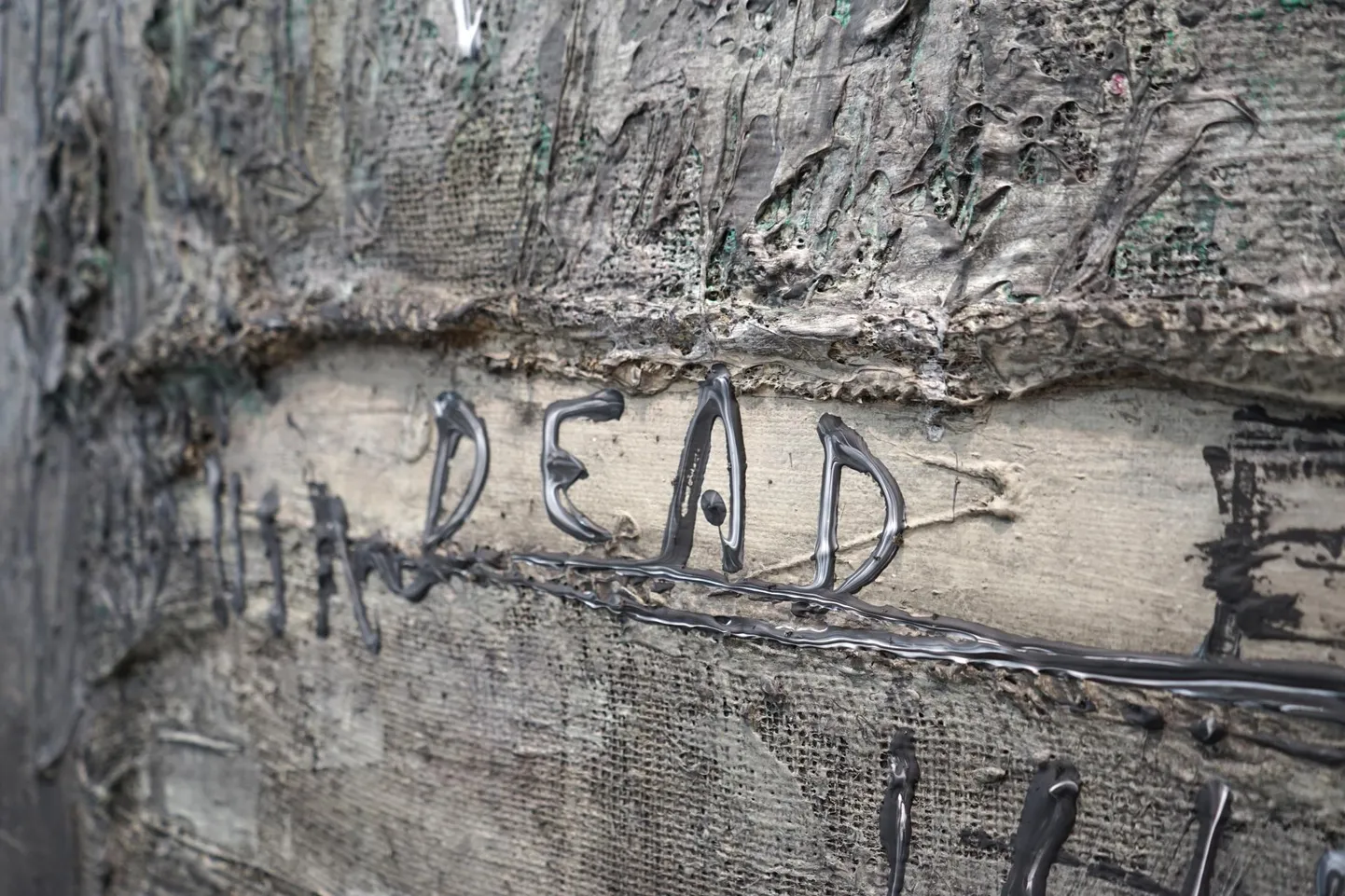 Fragment teosest «Kuivanud lilled ja hall vaip» (2021–2022).