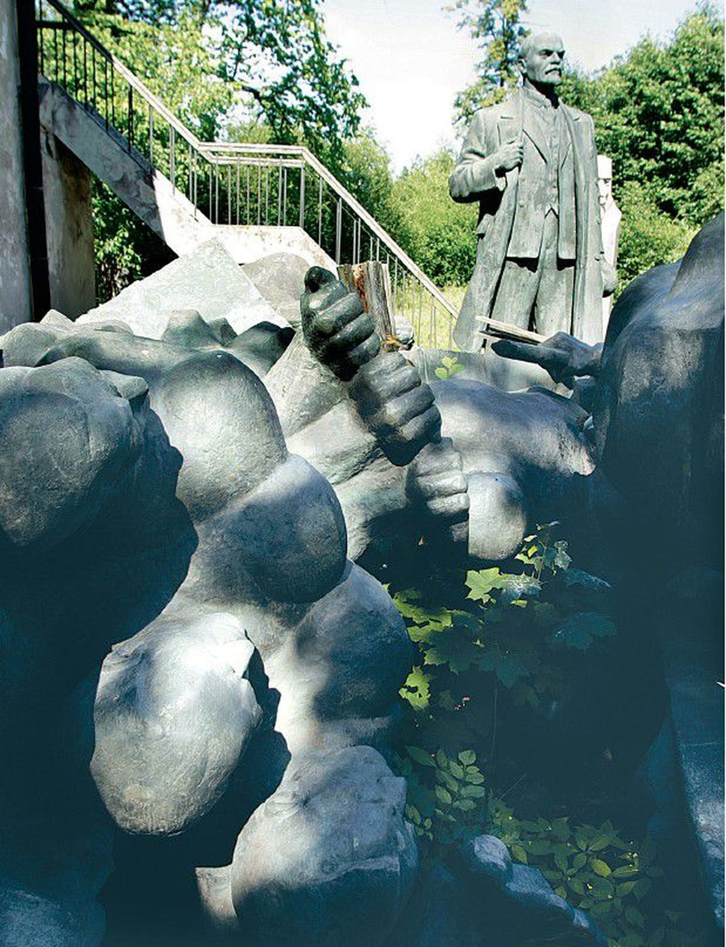 Maarjamäe lossi taga ootab ülespanemist hulk Nõukogude ajastu mälestusmärke.