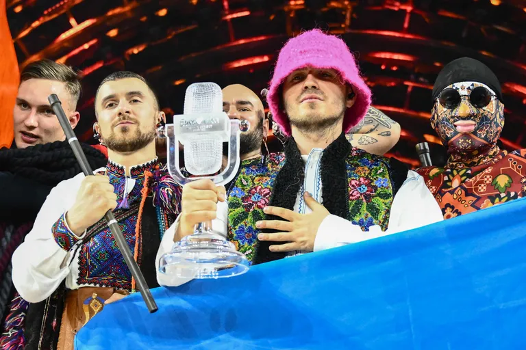 Kalush Orchestra koos võidukarikaga