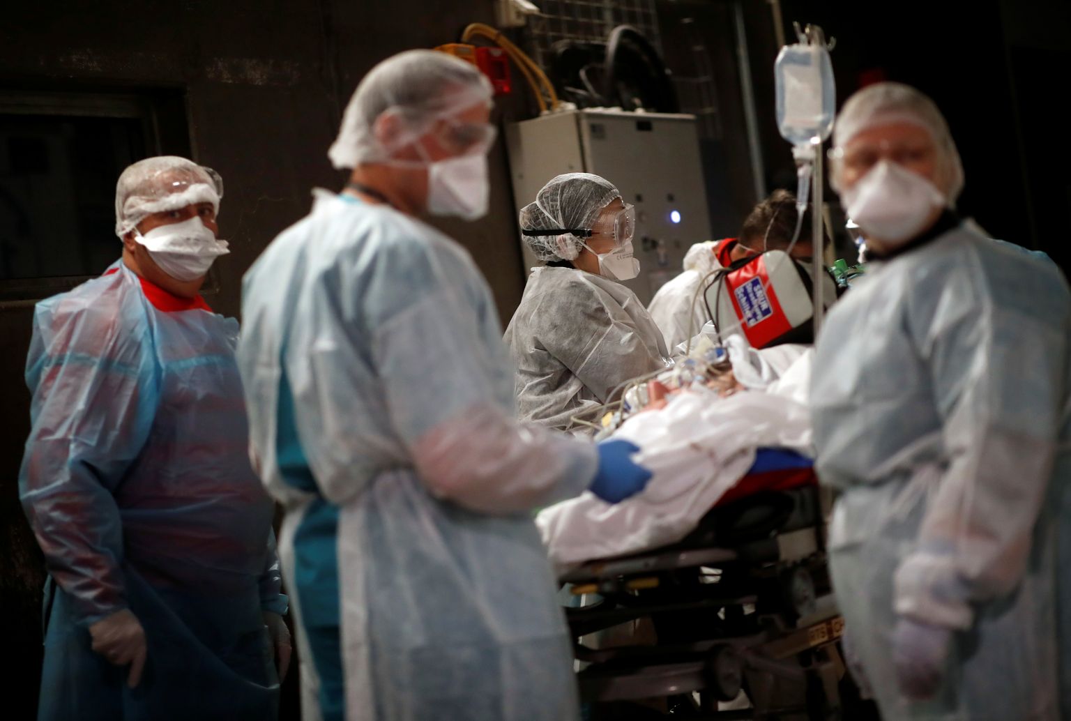 Strasbourgi haigla arstid raskelt haiget Covid-19 patsienti ravimas.