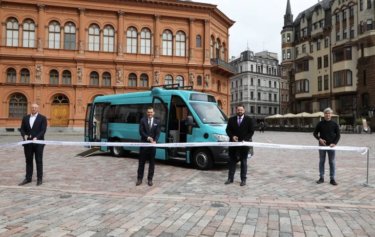 Latvijā uzbūvēti pirmie elektriskie pasažieru mikroautobusi