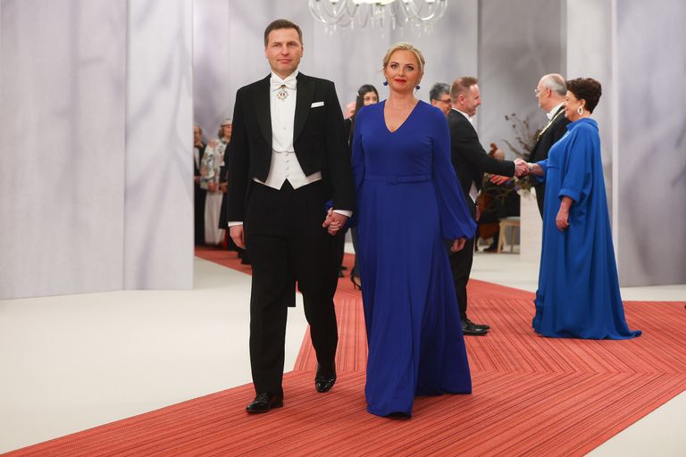 Васильково-синее платье cупруги министра обороны Ханно Певкура Хейли (к сожалению, я не знаю кто автор), которое отлично гармонирует с фраком мужа.