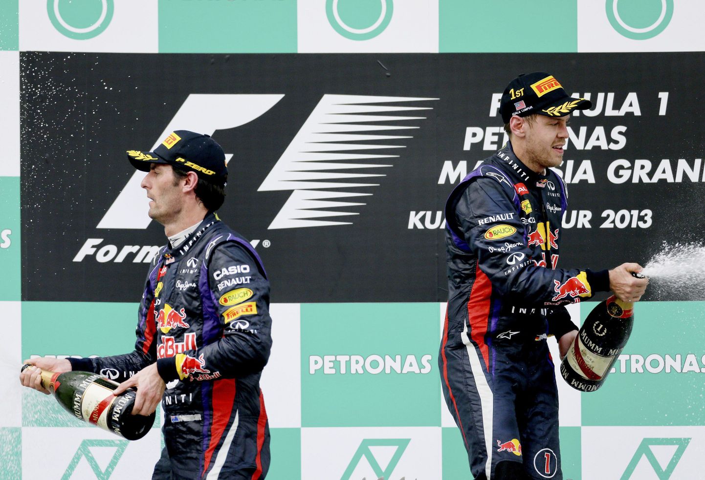 Mark Webber (vasakul) ja Sebastian Vettel Malaisia vormel-1 etapi auhinnatseremoonial.