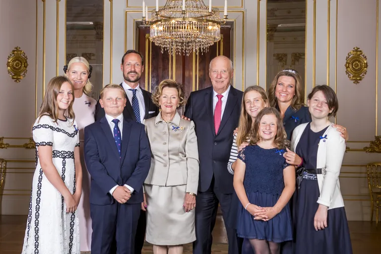Norra kuninglik pere vasakult: printsess Ingrid Alexandra, kroonprintsess Mette-Marit, prints Sverre Magnus, kroonprints Haakon, kuninganna Sonja, kuningas Harald, Leah Isadora Behn, Emma Tallulah Behn, printsess Märtha Louise ja Maud Angelica Behn. Kolme tüdruku, leah, Emma ja Maudi isa on kirjanik Ari Behn