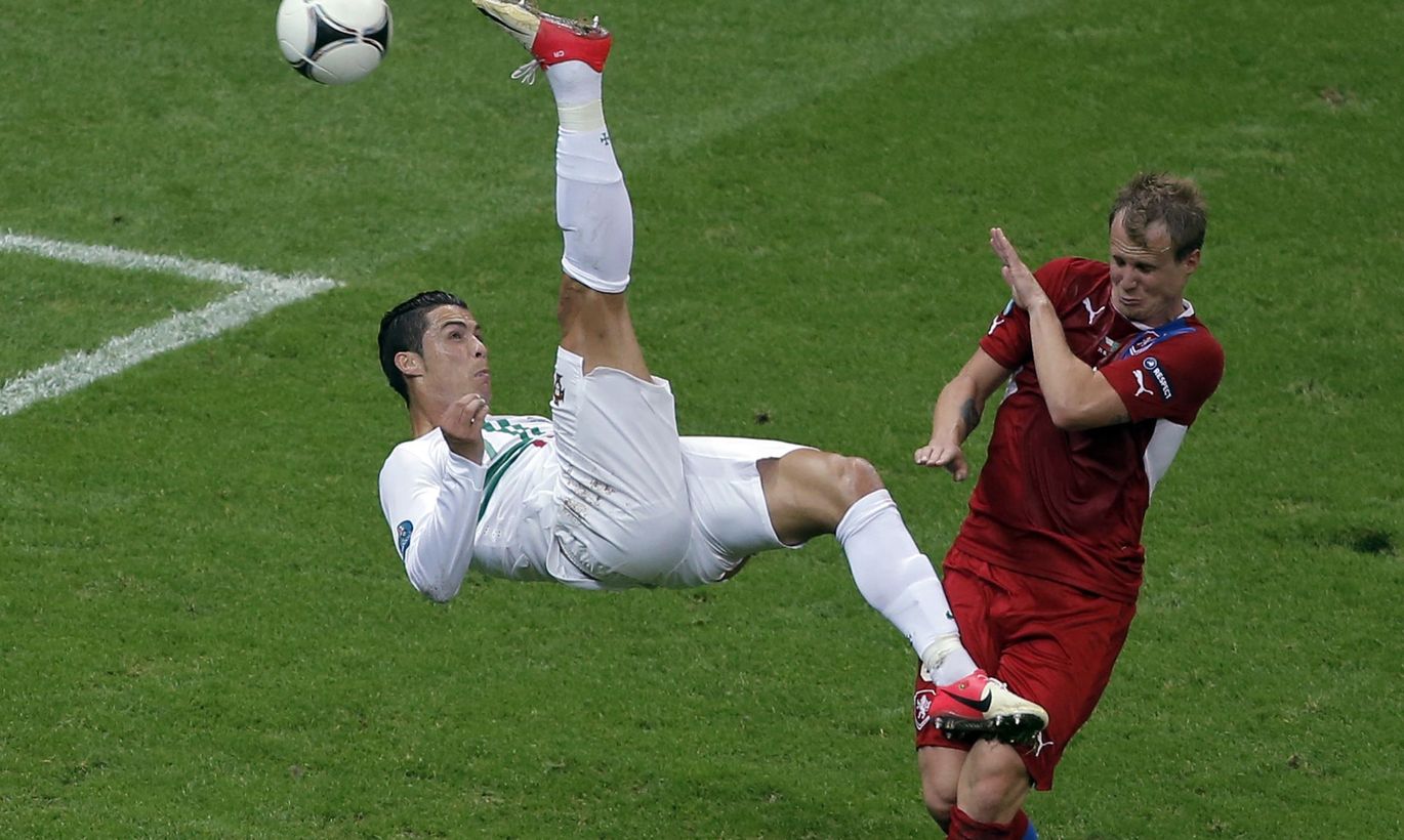 Фут в футболе. Криштиану Роналду пинает мяч. Криштиану Роналду удар через себя. Роналдо удар через себя. Футболист Роналдо удар через себя.