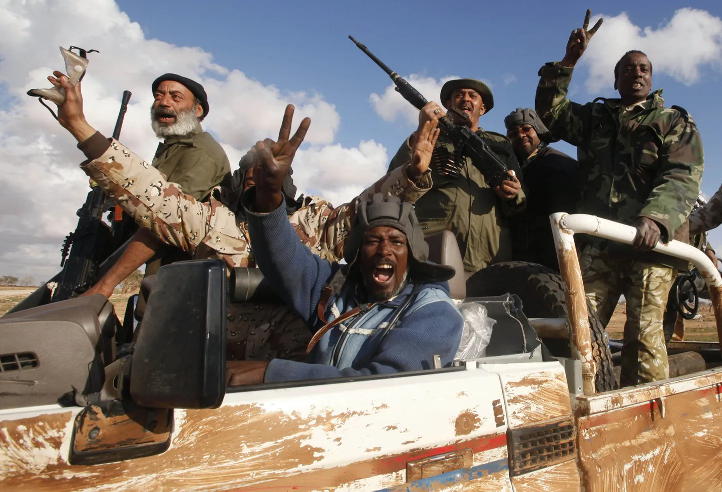 Liibüa mässulised Benghazi ja Ajdabiyahi vahelisel maanteel.