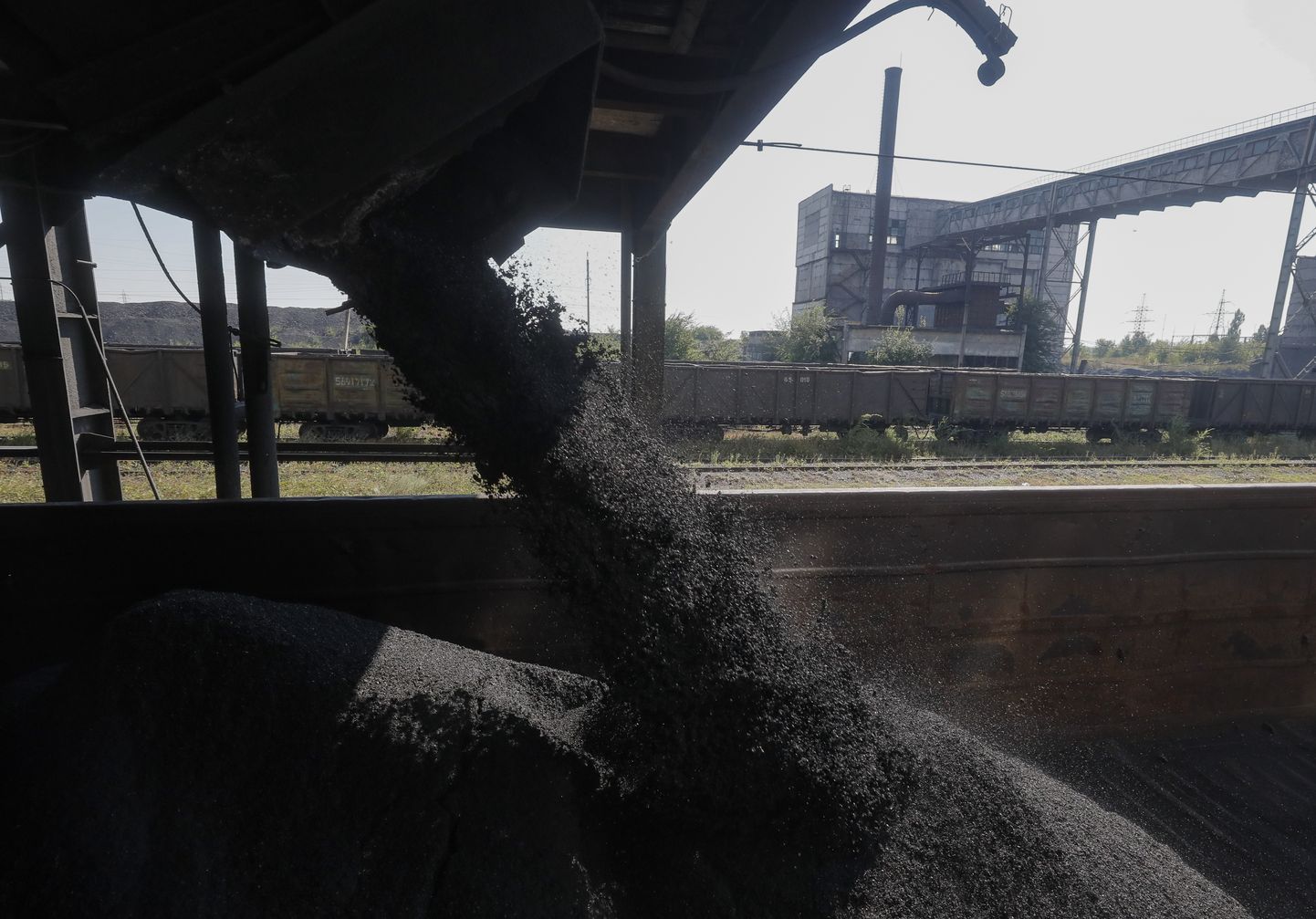 Pildil, mis on tehtud Venemaa sõjaväe korraldatud visiidi ajal Ukraina Luhanski oblastisse, on näha, kuidas kivisüsi valatakse transportimiseks vagunisse Dolžanskaja-Kapitali kaevanduses Dolžanskis.