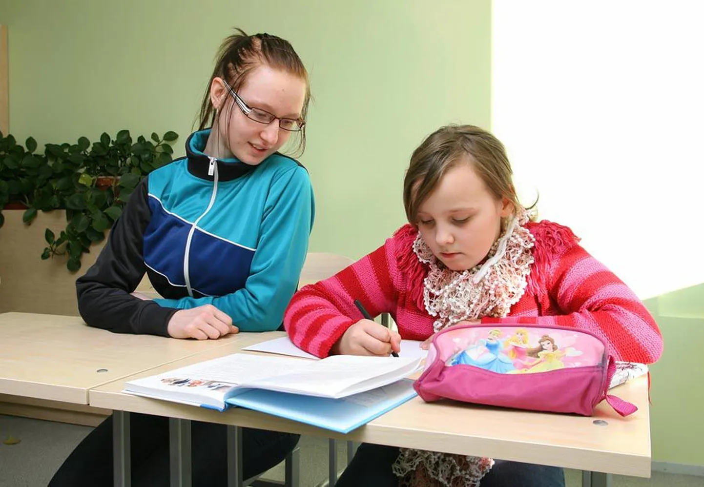 Sel nädalal, kui õpetajad kaks päeva streikisid, sai Jakobsoni gümnaasiumi õpilane Helle-Riin Sõmer maitsta, kuidas pedagoogitöö tundub. Tema valvsa silma all harjutas lugemist ja joonistamist teise klassi õpilane Sandra Allik.