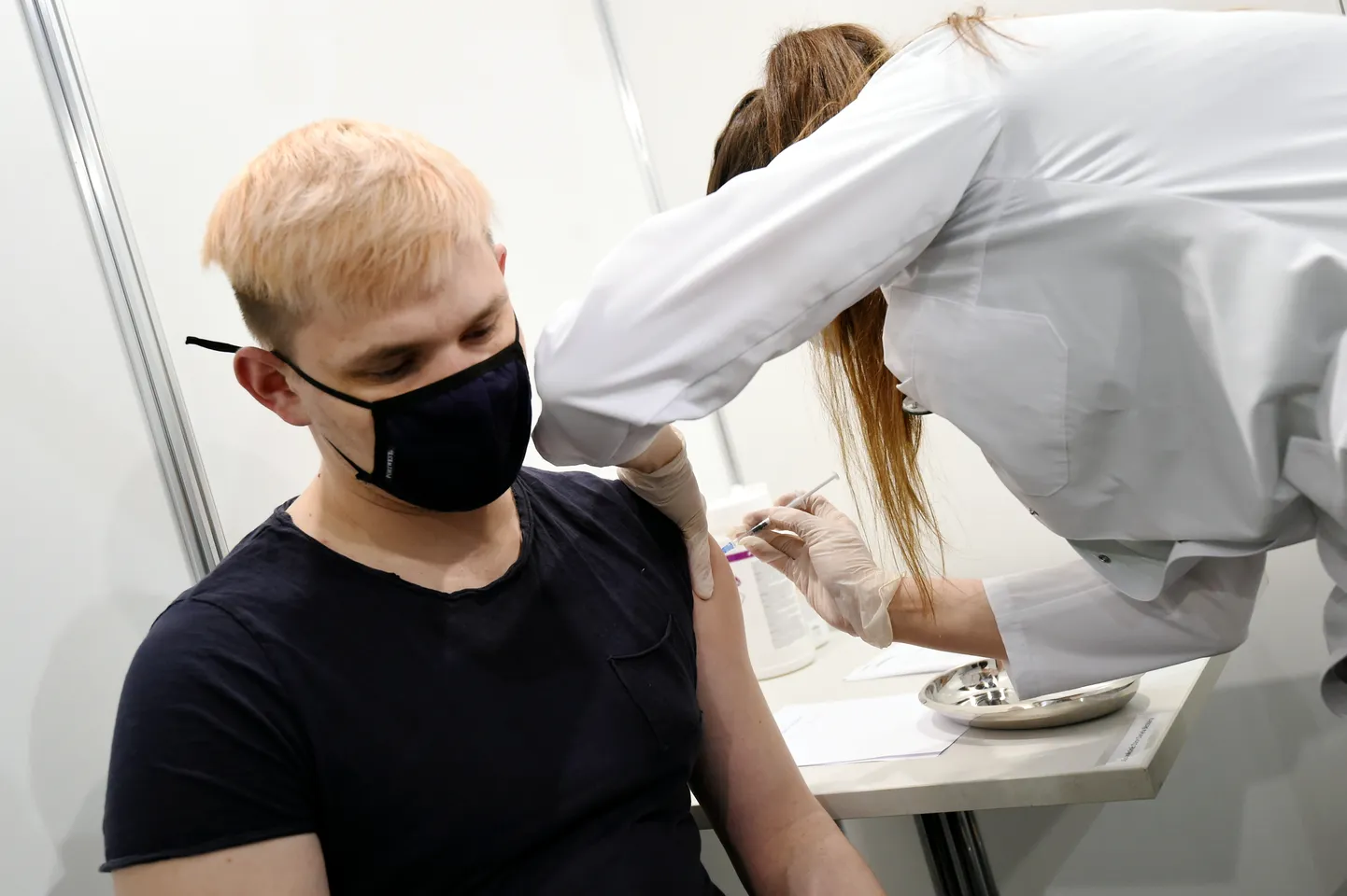 Ķīpsalas izstāžu centrā atvērts masveida vakcinācijas centrs, kur vakcīnu pret Covid-19 saņem prioritārās grupas - seniori virs 70 gadiem un iedzīvotāji ar hroniskām saslimšanām.