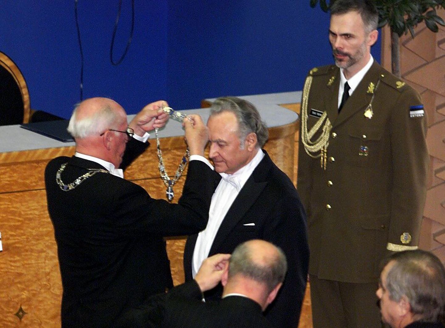 8. oktoober 2001. Presidend Lennart Meri annab ameti üle uueks presidendiks saanud Arnold Rüütlile.