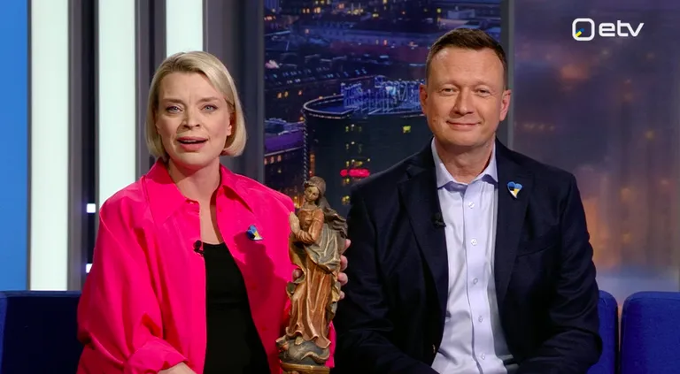 Mart Sander kinkis Grete Lõbule Jumalaema kuju.