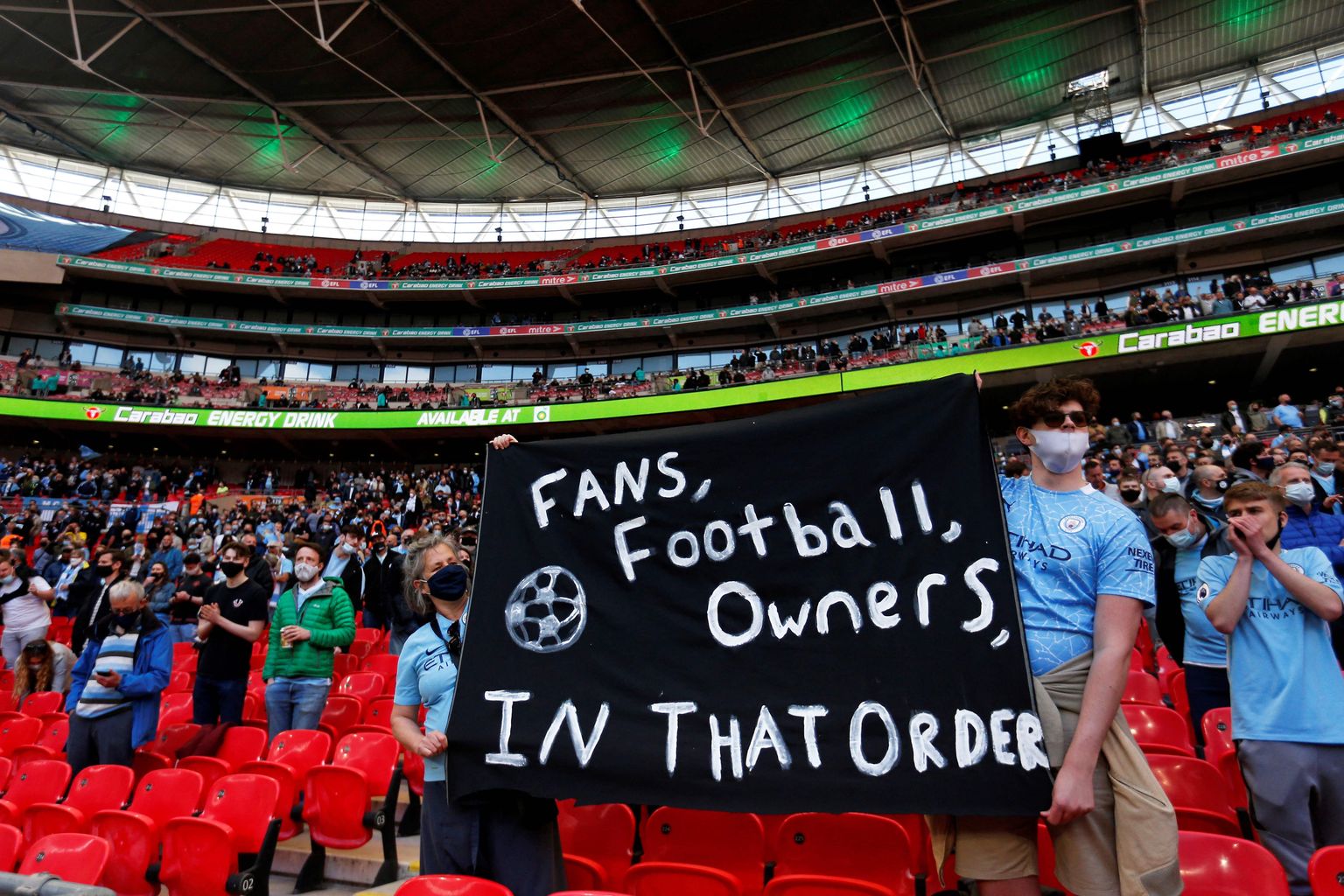 Superliiga vastu protesteerivad Manchester City toetajad hoidmas plakatit, kus on kirjas: «Fännid, jalgpall, omanikud. Selles järjekorras»