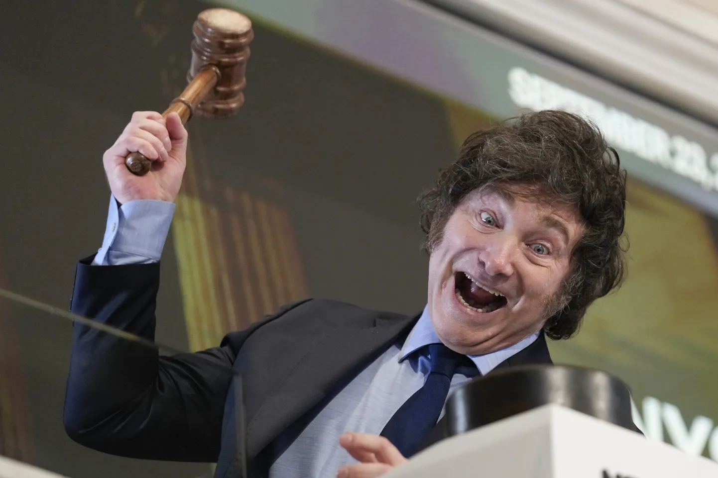 Президент Аргентины Хавьер Милей провел жесткие экономические реформы, на которые там отреагировал фондовый рынок ростом цен более чем на сто процентов за год.