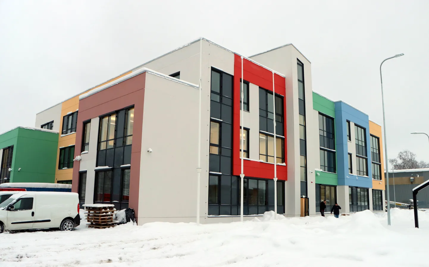 Новое здание Кохтла-Ярвеской Кесклиннаской школы ждет учеников и учителей.