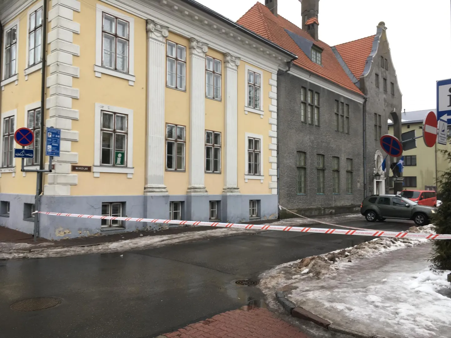Kunagine linnavalitsuse maja piirati lintidega, kuna katuselt kukkusid jäätükid.