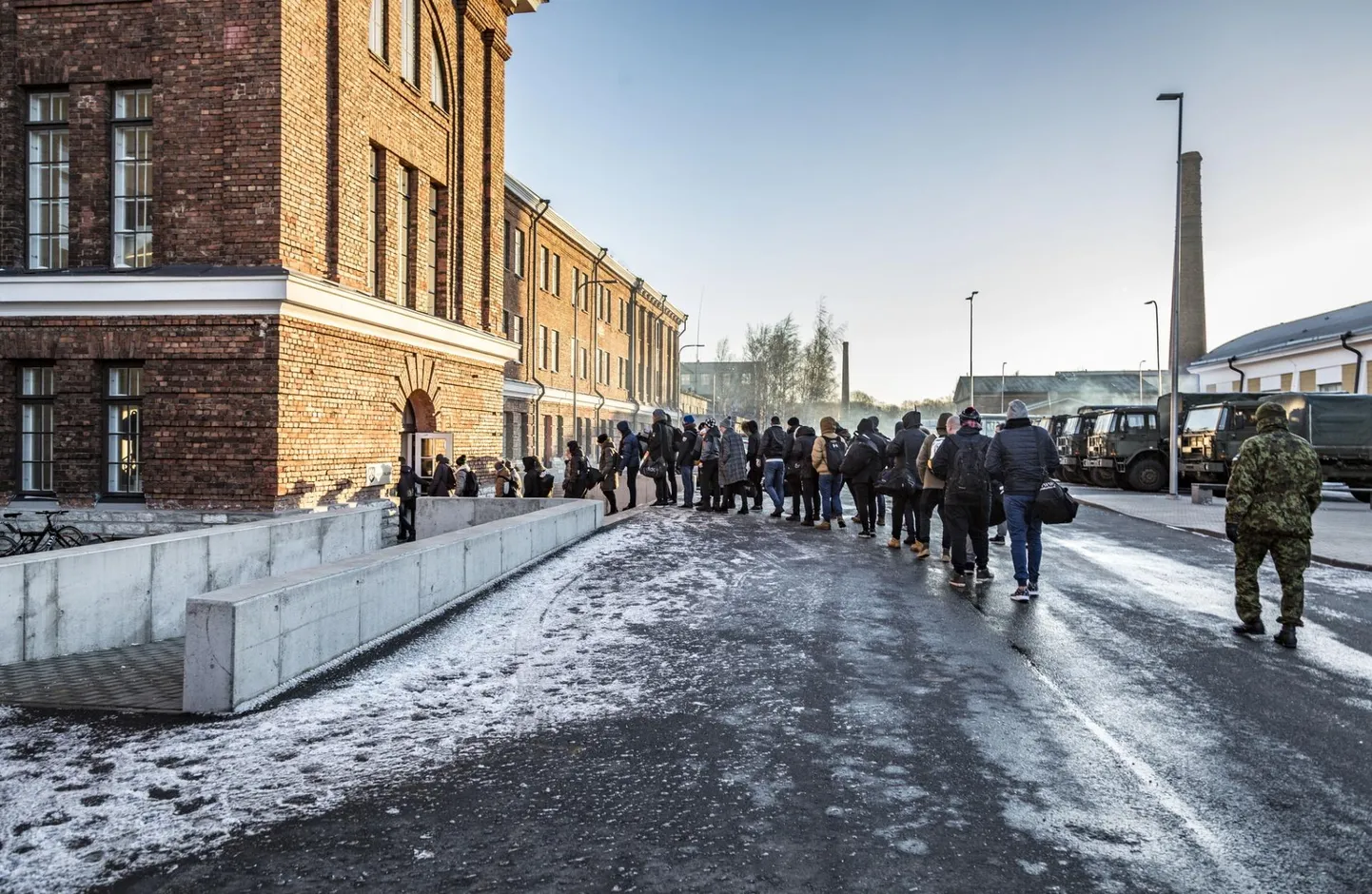 Ajateenistust alustavate noorte jõudmine sõjaväepolitsei vahipataljoni.