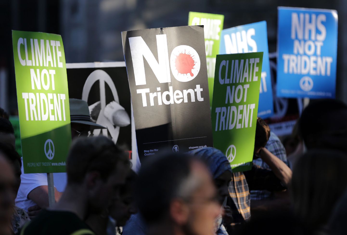 Tuumarelvavastane meeleavaldus Briti parlamendi ees.