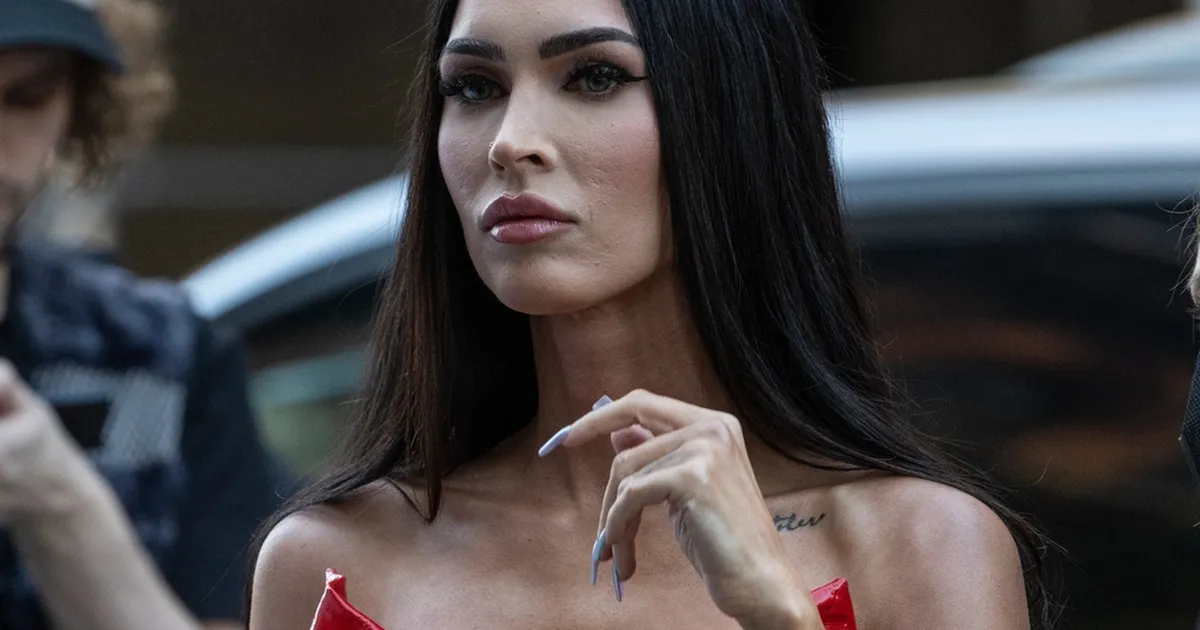 A plecat prea mult? ⟩ Megan Fox regretă noua ei artă corporală