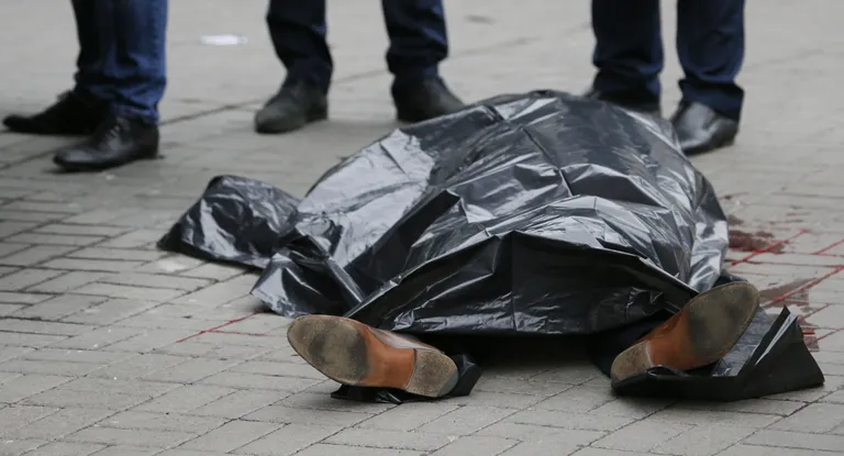 Voronenkovi surnukeha Kiievi tänaval.  Foto:Valentin Ogirenko/Reuters/Scanpix