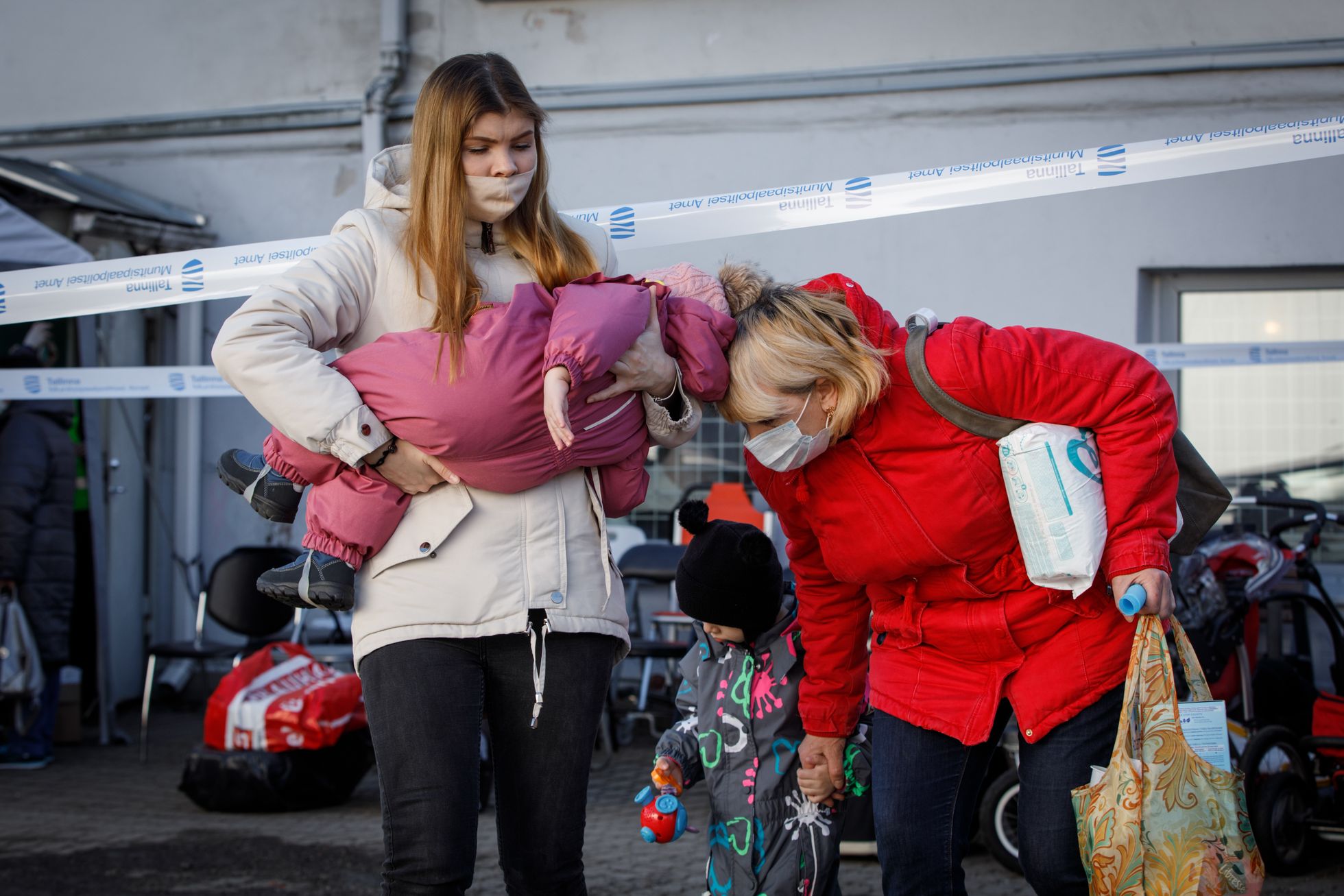 Saabumine
Ukrainast sõja eest põgenenud perekond on jõudnud Tallinna. Töö sõjapõgenike vastuvõtupunktis käib nii ööl kui päeval täie rauaga – inimesi registreeritakse, söödetakse, antakse kaasa toidupakk, vajalikud hügieenitarbed ja riided.