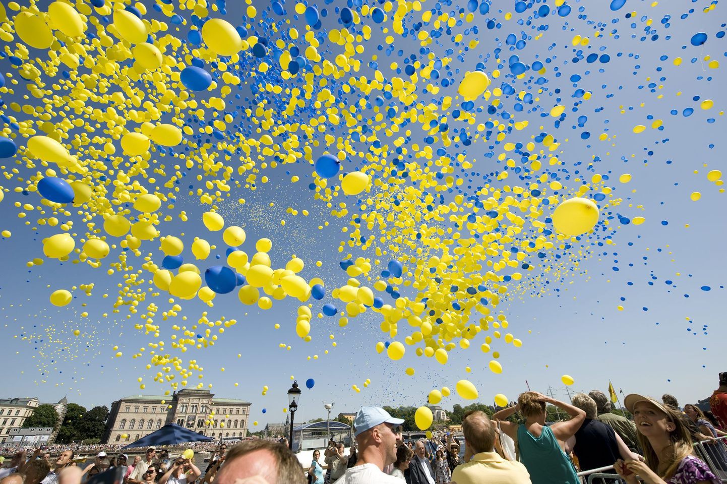 Rootsi lipuvärvides õhupallid