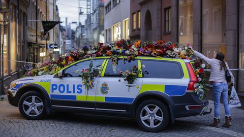 Стена из цветов: жители Стокгольма чтят память жертв теракта (фото)