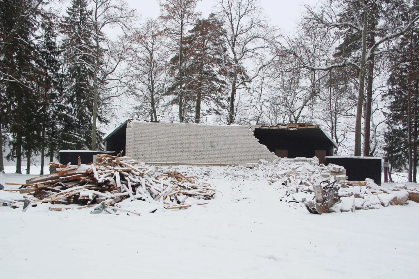Pühajärve laululava lammutustööd olid teisipäeval täies hoos.