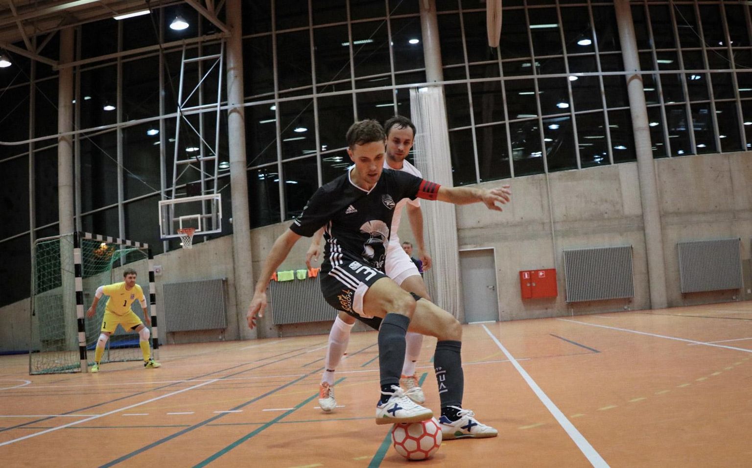 Ravens Futsal Ares Security meeskonna kapteni Kristjan Paapsi (mustas) hinnangul tuleb saalijalgpalli meistriliiga jätkumist hoolega kaaluda.