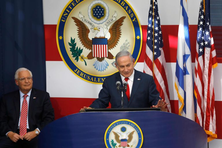 USA suursaadik Iisraelis David Friedman kuulamas Iisraeli peaministri Benjamin Netanyahu kõnet USA saatkonna avamisel Jeruusalemmas.