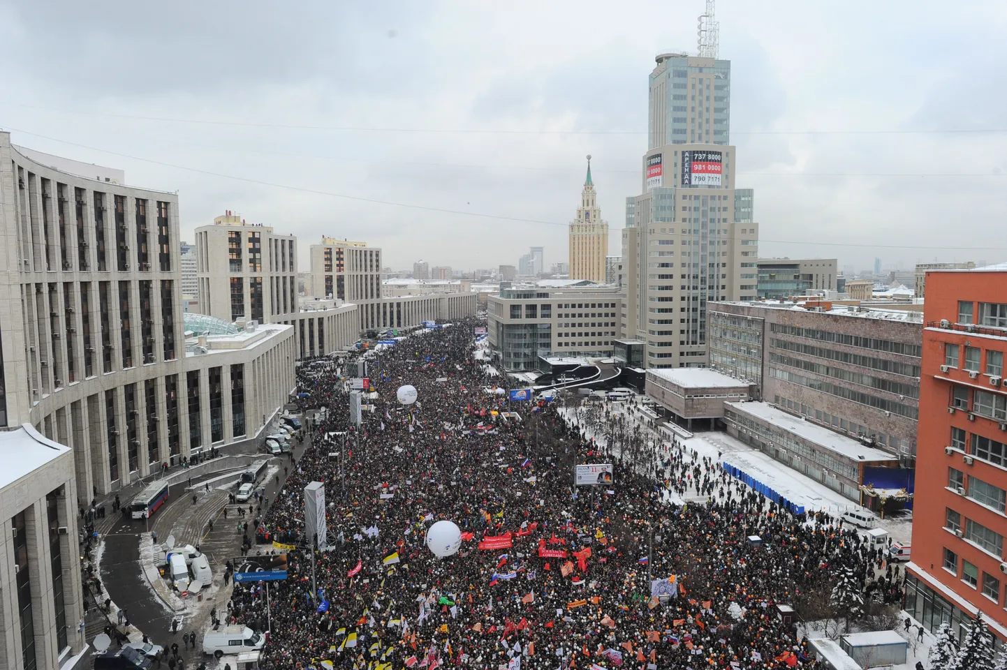 Rahvakogunemine Moskvas Akadeemik Sahharovi prospektil 24. detsembril, kus avaldati meelt valimispettuste vastu.