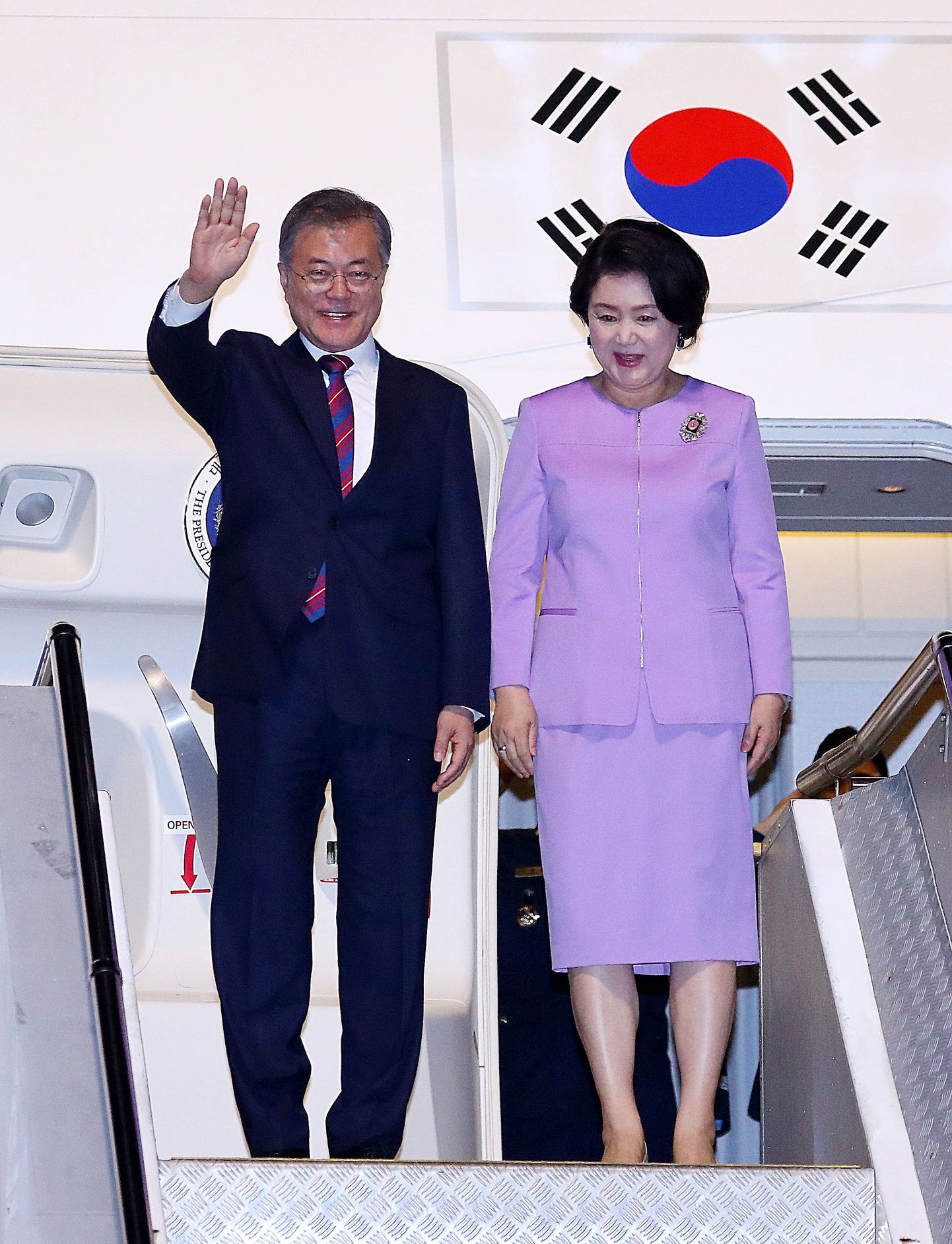 Lõuna-Korea president Moon-Jae in ja esimene leedi Kim Jung-sook saabumas pühapäeval Uus-Meremaale Aucklandi.