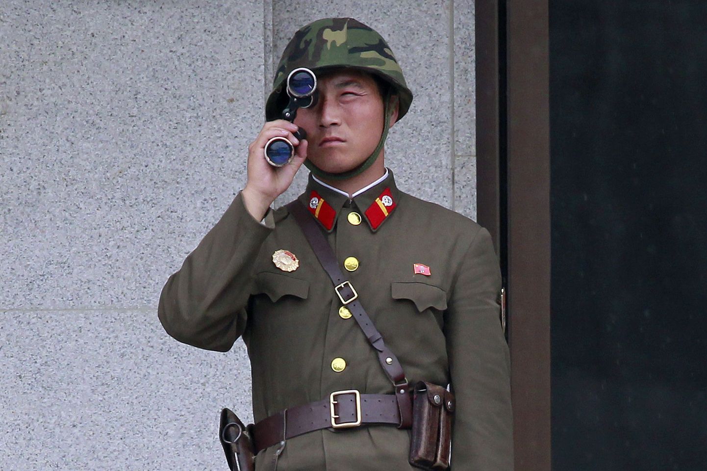 Põhja-Korea sõdur kahe Korea piiril.
