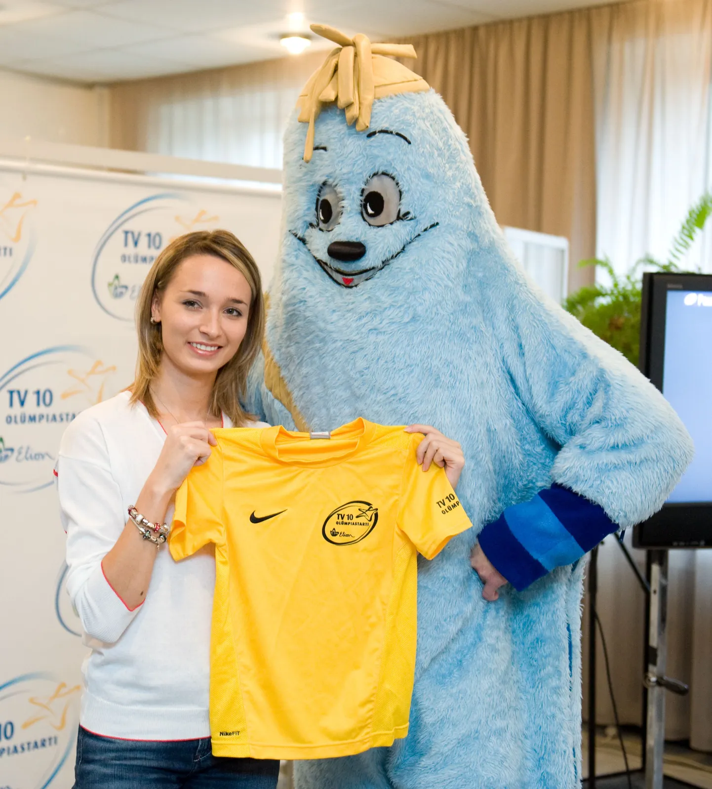 Ksenija Balta ja saatesarja «TV 10 olümpiastarti» maskott Täheke näitasid eile võistluse 40. hooaja pidulikul avamisel, millist särki noored sportlased algaval hooajal kandma hakkavad.