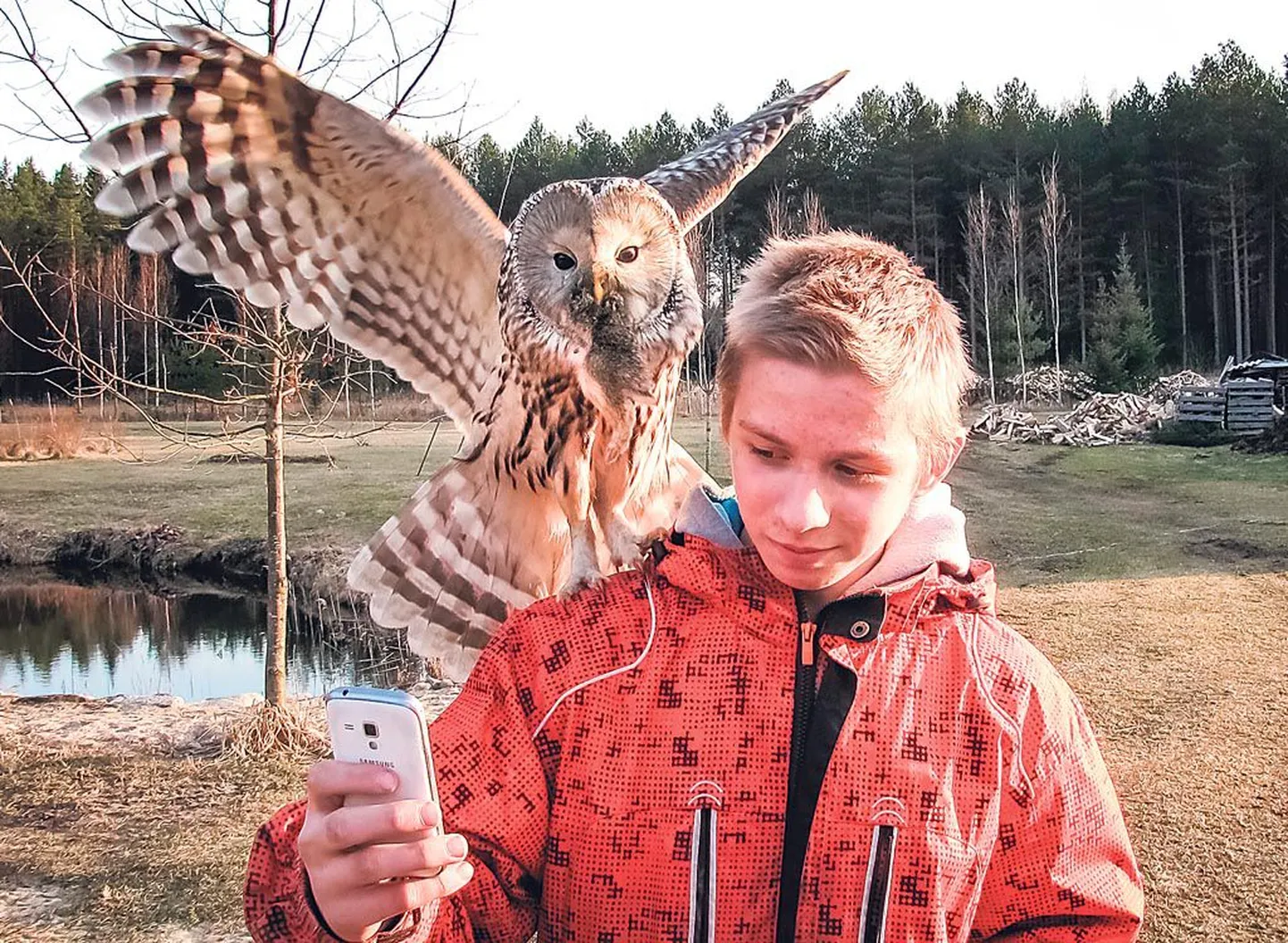 Kaunis kuues ja laia näokettaga händkakk poseerib Männiku talu õues Ruuli pere sugulase Mardi õlal.