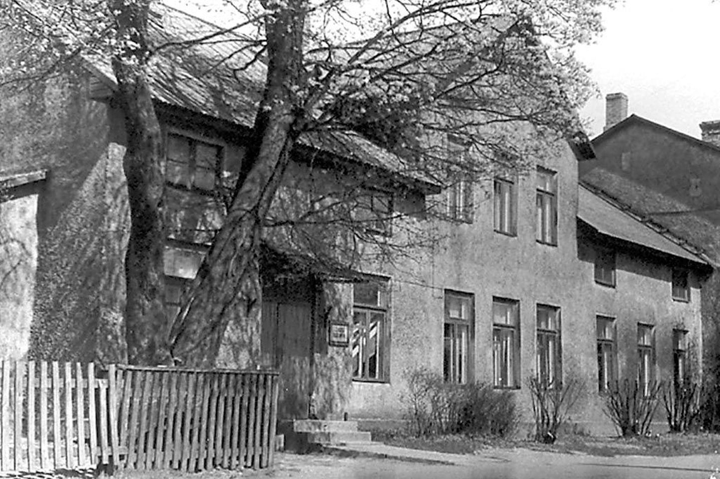 1931. aastast tegutses Suur-Jõe 18 Pärnu tööstusõpilaste kool, millest sai 1945. aastal töölisnoorte keskkool.